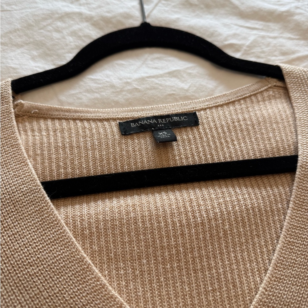 Banana Republic V-Neck Sweaters in Beige and Gray - Picture 5 of 5